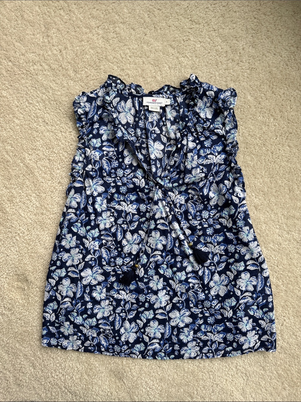 Vineyard vines sleeveless ruffle neck top.